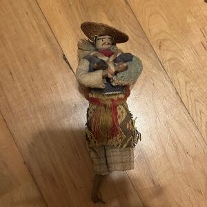 Handcrafted Straw Guatemalan Bogart doll, which was sold to tourist